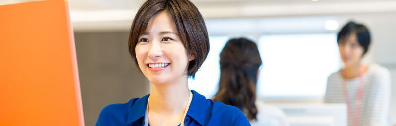 CRMデータ分析に取り組む女性スタッフ