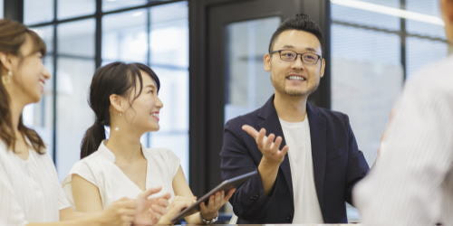 分析活用を打ち合わせているスタッフ